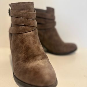 Toetos Booties in Taupe / size 7